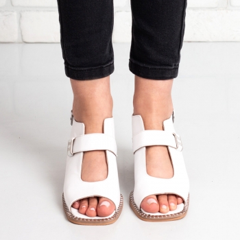 Дамски сандали в бяло на ток