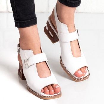 Дамски сандали в бяло на ток