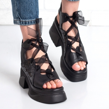 Дамски сандали в черно