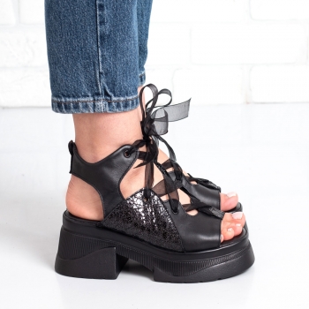 Дамски сандали в черно