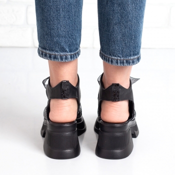 Дамски сандали в черно