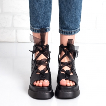 Дамски сандали в черно