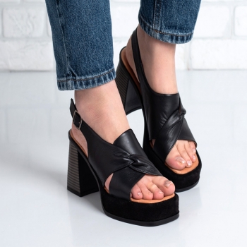 Дамски сандали в черно