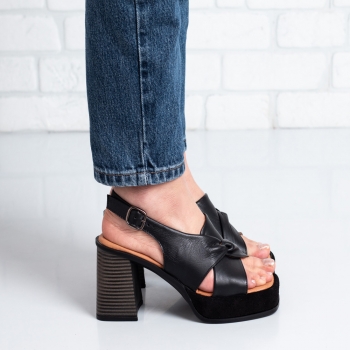 Дамски сандали в черно