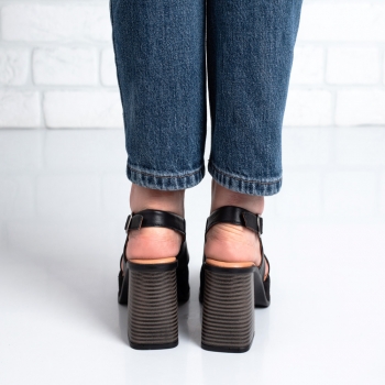 Дамски сандали в черно