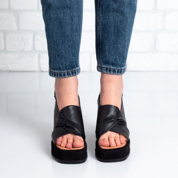 Дамски сандали в черно