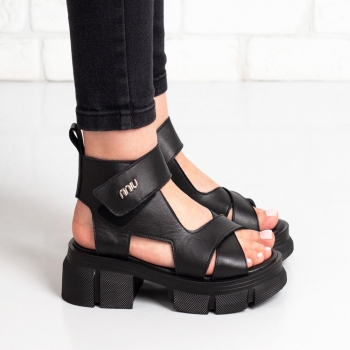 Дамски сандали в черно