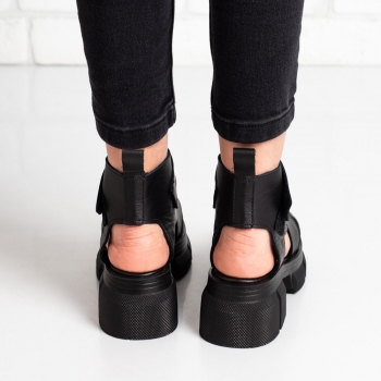 Дамски сандали в черно