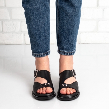 Дамски сандали в черно