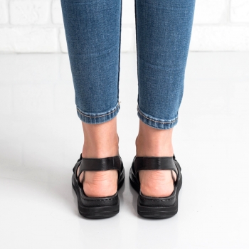 Дамски сандали в черно