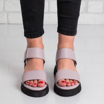 Дамски сандали в сиво с лилав оттенък