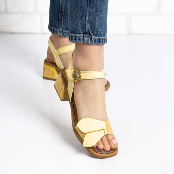 Дамски сандали в жълто