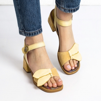 Дамски сандали в жълто