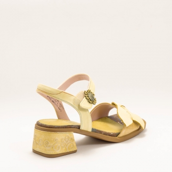 Дамски сандали в жълто