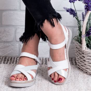 Дамски сандали в бяло и сребристо